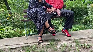 Suocera formosa mostra le grosse tette e riceve sborra all'aperto.