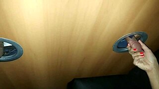 Муж снимает как жена сосет незнакомцев в глори-холе