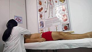 A nővér találkozik első páciensével, aki merevedési problémával küzd.