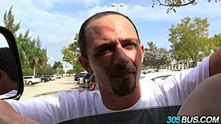 Courtney Cummz obožuje ta črni kurac na avtobusu