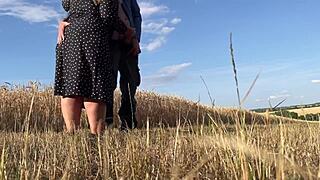 Zrelá nevlastná svokra v sexy šatách prinúti zaťa vytrysknúť tajne