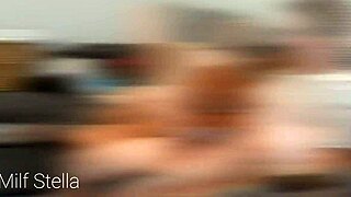 Matrigna con le tettone in collant esige massaggio ai piedi dal vicino