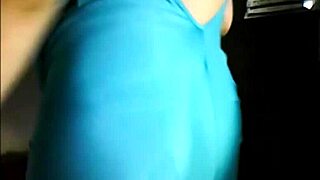 Skrytá kamera masturbace kundičky na záchodě