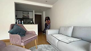 Kolombiyalı lezbiyen antrenörle orgazm oluyor! Kocası izliyor!