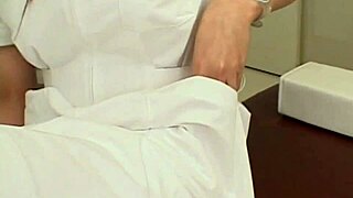 生意気なホット日本人看護婦がセックストイでハード犬スタイルオナニーでイッてる