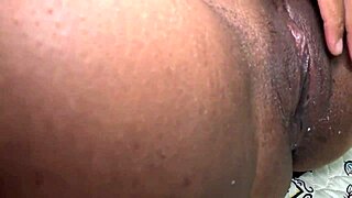 Fui ao mercado sem calcinha, vizinho viu, ajudou, comeu meu cu sem camisinha