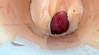 좁은 보지의 깊은 카메라 뷰와 대량 정액