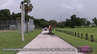 Bella arrisca mostrar as tetas naturais enormes em lugares públicos