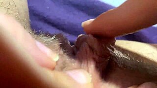 Hatalmas klitorist dörzsölnek és húznak orgazmusig extrém közelről