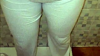 אמא של החבר תופסת אותי בחדר האמבטיה בזמן שאני מתאנן