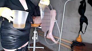 变态婆婆穿丝袜挑逗幸运女婿