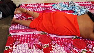 Indian aunty roommate को seduce करती है