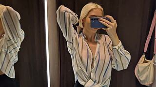 Soyunma odasında şeffaf kıyafet denerken büyük memeler.