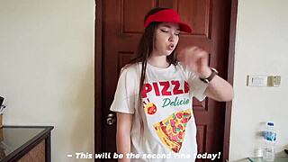 Naidin pizzakuririn tytön hyvästä tipistä