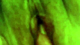 Jak tvrdě ta asijská amatérka vyprskla z prstování?