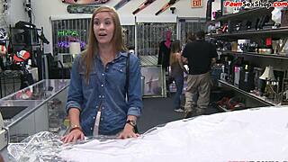 Garota inocente da casa de penhores leva garganta fodida.