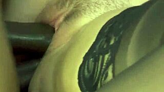 نحيفة بلوند، مهتمة بالقضبان السوداء الكبيرة؟