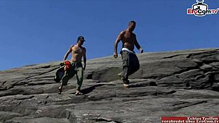 Entrei numa orgia anal selvagem ao ar livre com uma vadia sexy de cabelos ondulados na praia