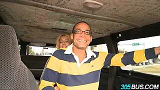 Amatörflicka nyfiken på massiv storlek på bussen