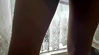 Adamım, bu olgun Türk kadın mutfakta beni tahrik ediyor! Çok sıcak! 😍