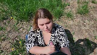 نيكت راكبة طريق في فستان ساخن وقذفت على صدرها البرونزي