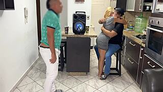 Ο φίλος μου μου δάνεισε τη φίλη του για χορό, αλλά ο μεγάλος κώλος της τρίβεται πάνω μου και σκληρύνει η πούτσα μου μπροστά του! 😈