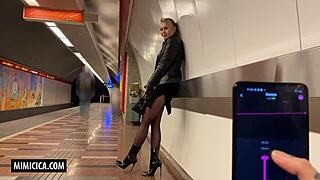 Рискованное публичное флешинг моей девушки Mimi Cica с контролем Lush в поезде