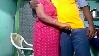 Dorp leraar buigt student voor buiten doggy style. Kan niet geloven dat dit gebeurde op de ranch!