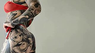 梅洛迪·拉德福德试穿透明微比基尼，惊艳收获