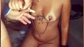 Esposa con collar aguanta bofetadas, estrangulamientos y azotes de hombre bien dotado