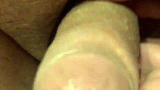 मा मद्रुगा स्टीमी सेशन में इंडलज करता है, बाथरूम में अपना बिग कॉक स्ट्रोक करता है