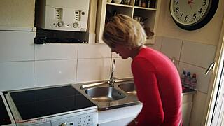 Nebezpečná svokra dráždi v lingerie pre nevlastného syna