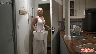 Kim Cougar Coquine rukuje dva tvrda kurca u divljoj grupi!