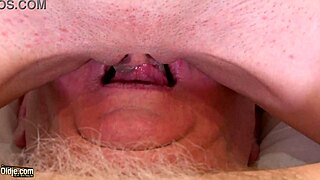 Loira Jovem Super Sexy Curte Ação Intensa com Parceiro Mais Velho