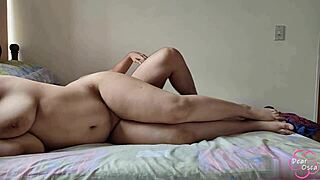 فتاة شابة بنية منيكة من الخلف في بيت فارغ