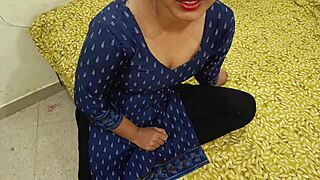 हॉट इंडियन हाउसवाइफ हसबैंड को चीट करके स्टेप-ब्रदर फक के लिए