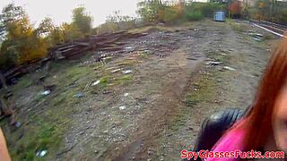 Vyzdvižená evropská holka tvrdě cucá na skryté kameře