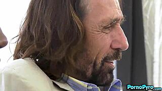 בן חורג ואב חורג סטיב הולמס חולקים את אן אמארי השחורה