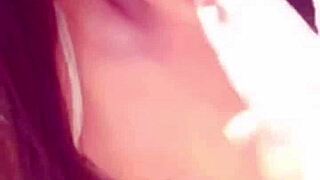 骚自拍女孩用光滑小穴和狂野喷水诱惑