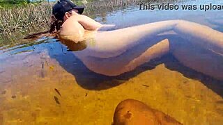 Mlada bela gostosa raziskuje nudistično plažo prvič z Bruninho Fonseca in João safado