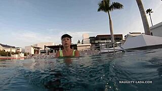 Моје прозирно купаће одело се кваси на јавном базену