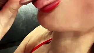 Het brunette leker med rumpe-leke og suger stor kuk til jul