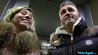 Public Agent Жена јебе странца док муж чека